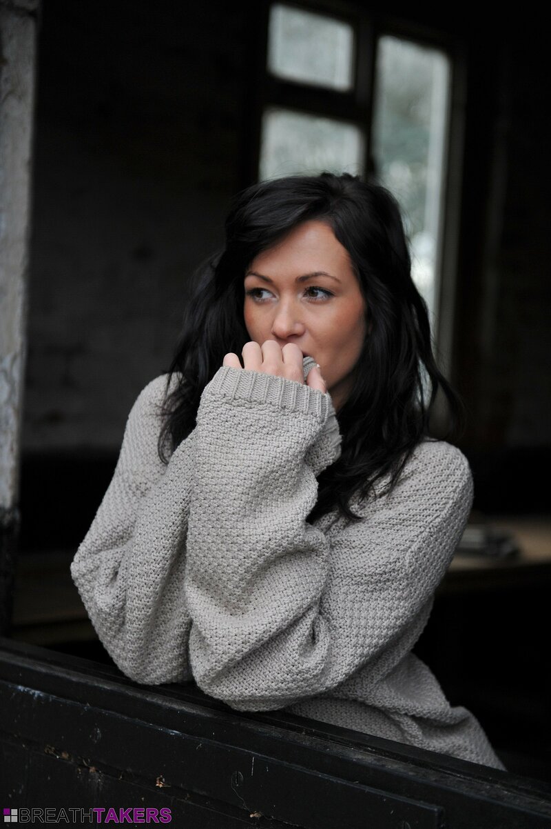 Милана, 25